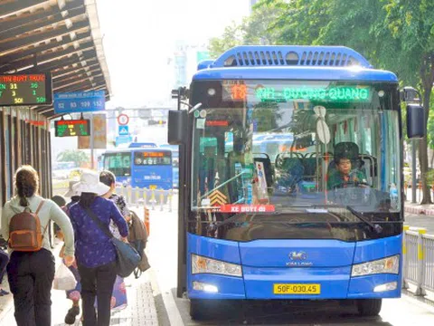 TPHCM bàn lộ trình khả thi để tiến tới 100% xe buýt điện