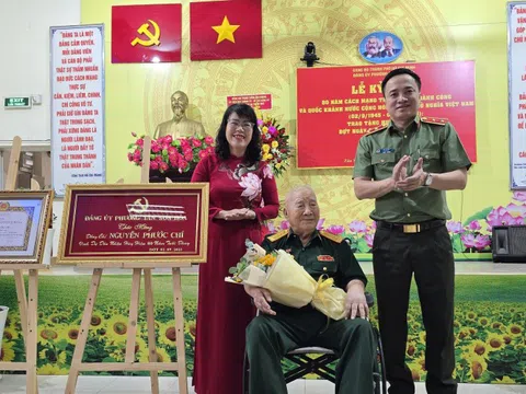 Trung tướng Mai Hoàng trao Huy hiệu Đảng tại phường Tân Sơn Hoà