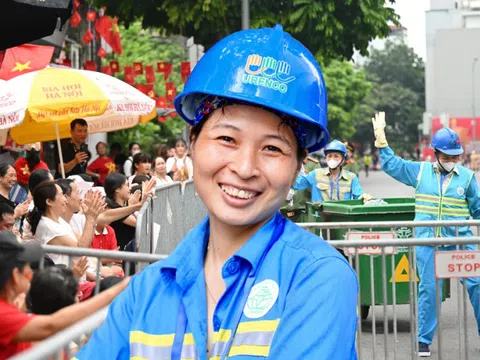 Clip: "Khối gìn giữ môi trường" tiến vào, khẩu lệnh được hô lên cực tâm lý khiến cả góc phố vỗ tay rần rần!