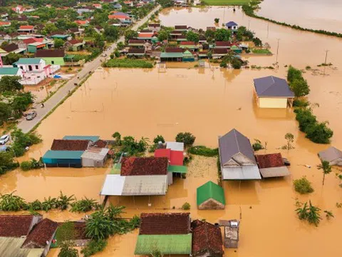 Bão vừa tan, người dân Nghệ An lại vội vã chạy lũ