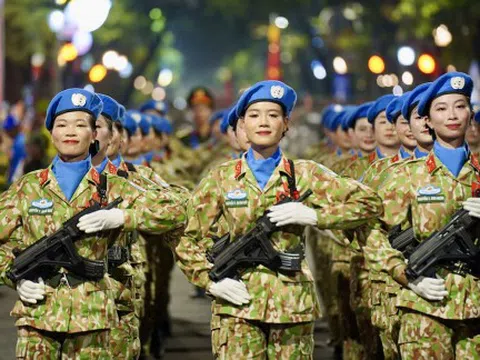 Các khối diễu binh nữ tạo ấn tượng mạnh trên đường phố Hà Nội 