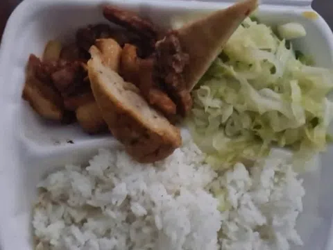 Xôn xao suất cơm 130.000 đồng chỉ có ít thịt lợn, 2 miếng giò và chút rau bắp cải