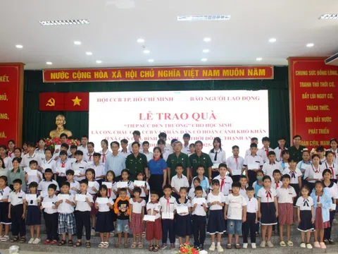 "Tiếp sức đến trường": Trao quà cho học sinh vùng khó khăn của TP HCM