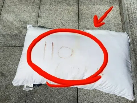 Phát hiện chiếc gối có dãy số "lạ", nam thanh niên vội báo cảnh sát