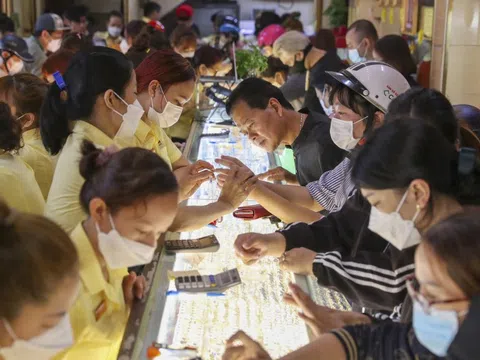 Lần đầu tiên người dân có thể bán vàng miếng với giá 127 triệu/lượng