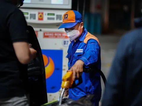 Giá xăng tăng mạnh
