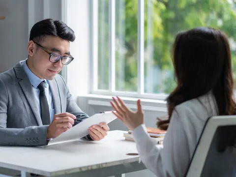 Được hỏi “làm thế nào nếu cuộc họp có 6 lãnh đạo nhưng chỉ có 4 cái ghế”, người thường bối rối, người EQ cao ghi điểm trong mắt nhà tuyển dụng bằng câu này
