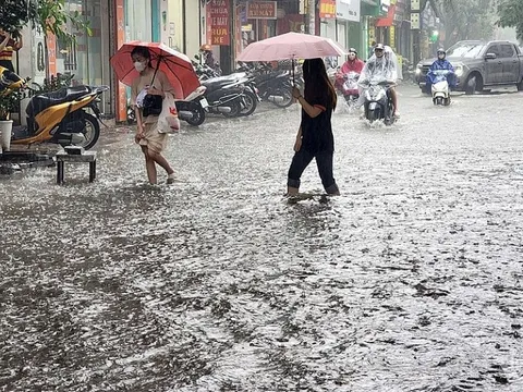 Khẩn: 3 tiếng nữa, hàng loạt khu vực Hà Nội sẽ mưa dông, người dân xếp hàng chờ diễu binh đề phòng lốc, gió giật mạnh
