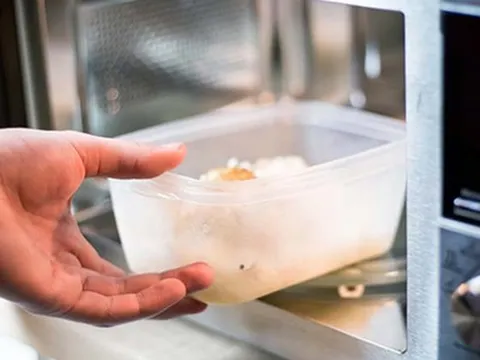 Đừng hâm nóng thứ này trong lò vi sóng, chỉ 3 phút có thể giải phóng hàng tỷ hạt vi nhựa, tế bào người chết hàng loạt