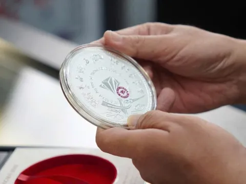 Giá vàng tăng cao kỷ lục, dân đổ xô sang mua bạc