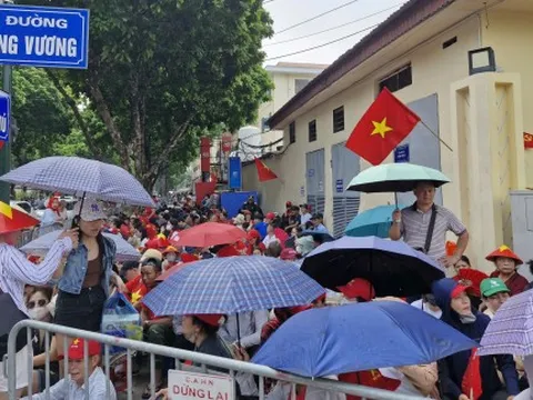 “Biển người” chật kín vỉa hè, đội nắng chờ lễ tổng duyệt