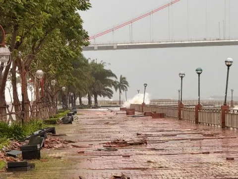 Đà Nẵng chi hơn 12 tỉ đồng bảo vệ vỉa hè bờ tây cửa sông Hàn