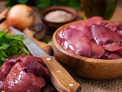 Gan lợn mua về đừng rửa ngay với nước, làm cách này sẽ khử mùi hôi, sạch độc tố