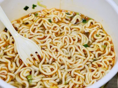 Bé gái 15 tuổi "dạ dày cứng như đá" vì ăn mì tôm mỗi ngày