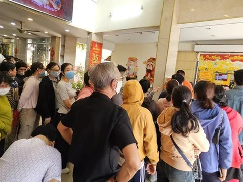 Xếp hàng xuyên trưa, khách "vét sạch" vàng nhẫn tại một tiệm lớn ở TP HCM