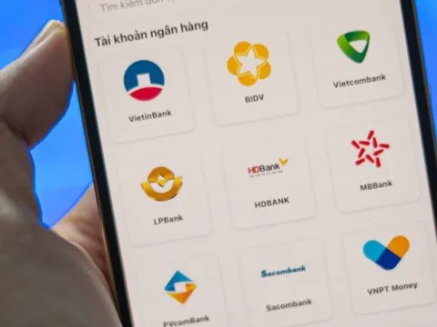 Người dân nhận 100.000 đồng quà Tết Độc lập còn được ngân hàng tặng tiền, vàng