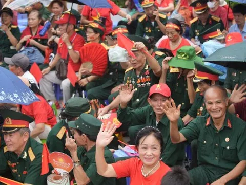 Dành vị trí đẹp nhất trên đường diễu binh cho những người từng đi qua lửa đạn