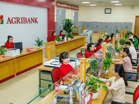 Ngân hàng ở TP HCM, Đồng Nai làm xuyên lễ để chi trả 100.000 đồng quà tặng cho người dân