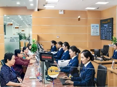 Cụ bà 72 tuổi một mình đi rút 1 tỷ đồng tiền tiết kiệm để chuyển khoản: Nhân viên LPBank vừa báo hệ thống lỗi 30 phút, công an có mặt để làm việc