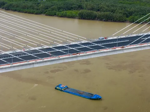 Tận mắt thấy cây cầu dây văng tĩnh không cao nhất Việt Nam