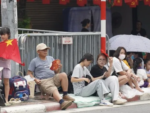 Chưa cấm đường, các tuyến phố có đoàn diễu binh đã kẹt cứng 