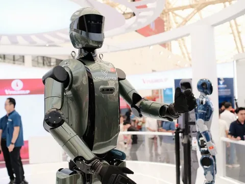 Tận thấy robot hình người của Vingroup đi lại, chào cờ