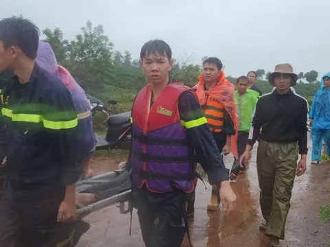 Đi qua đập tràn, cả gia đình bị lũ cuốn, người vợ tử vong