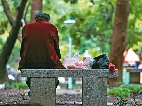 Lương hưu 8 tỷ đồng, người đàn ông 60 tuổi ôm mặt khóc, cuộc sống quá ám ảnh: Tất cả chỉ vì 1 quyết định tưởng chừng hoàn hảo!