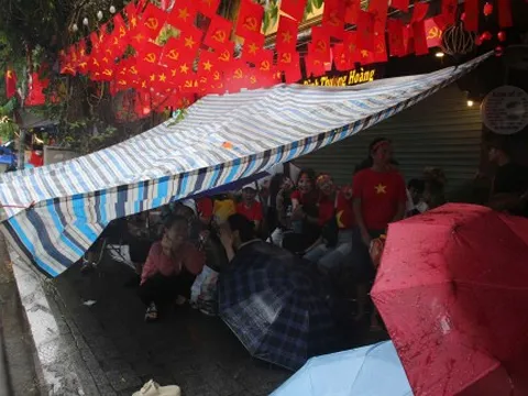 Dòng người đổ về hướng Quảng trường Ba Đình bất chấp mưa nặng hạt