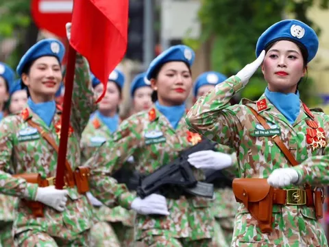 Khoảnh khắc các khối diễu binh, diễu hành "tỏa sáng" trong sự hân hoan của người dân