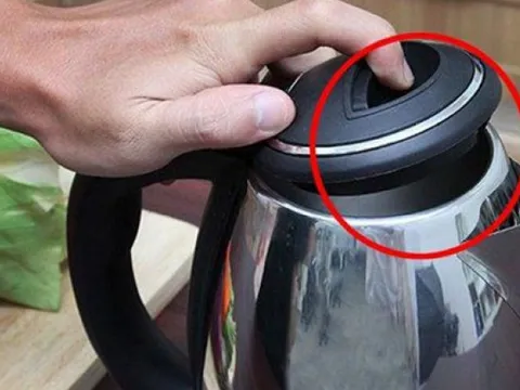 Bình siêu tốc xịn mấy cũng hóa "bom hẹn giờ" nếu nhà bạn có 4 thói quen này: Cái cuối vừa “ngốn điện” lại rất nguy hiểm nhưng nhiều người mắc