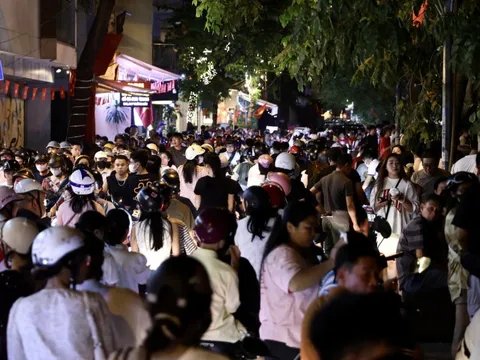 Không khí rộn ràng tối 2/9 tại Hà Nội: Người dân đổ ra đường ngóng chờ pháo hoa mừng Quốc khánh
