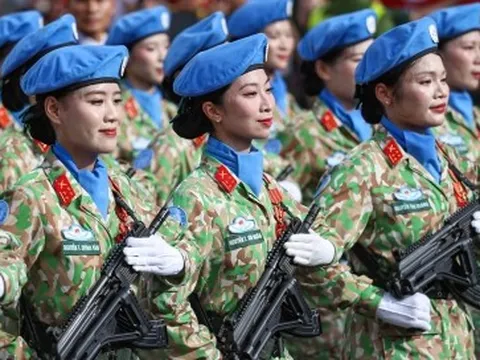 Vẻ đẹp của các 'bông hồng' trong khối nữ diễu hành A80 tại Quảng trường Ba Đình