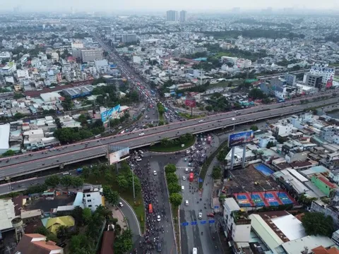 Cận cảnh kẹt xe ngày đầu người dân TP HCM trở lại làm việc