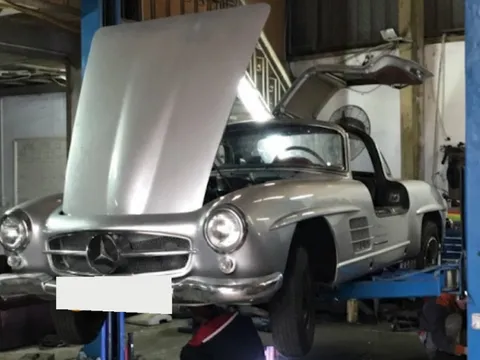 Siêu xe Mercedes-Benz 300 SL bất ngờ xuất hiện tại Việt Nam