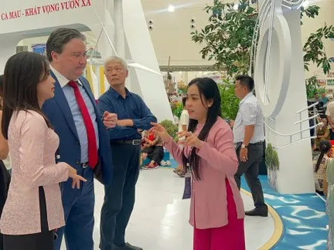 Đại sứ Hoa Kỳ tại Việt Nam tham quan khu trưng bày tỉnh Cà Mau
