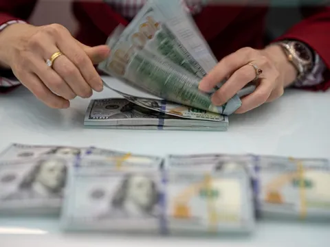 USD ngân hàng tăng kịch trần, ngoài 'chợ đen' lập kỷ lục