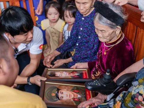Mẹ Việt Nam Anh hùng xúc động ngắm nhìn 2 con trai liệt sĩ qua ảnh phục dựng 