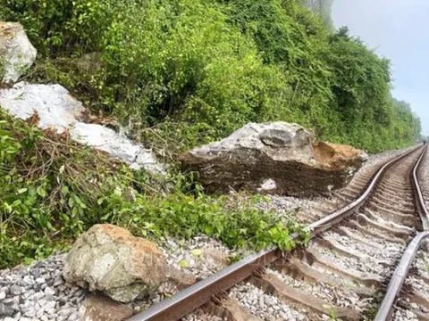 Sạt lở đá ở Quảng Trị, đường sắt Bắc-Nam ách tắc