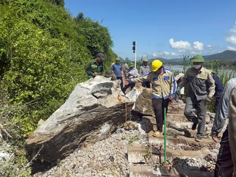 Sự cố hiếm gặp khiến tàu Bắc - Nam bị tê liệt hơn 4 giờ ở Quảng Trị
