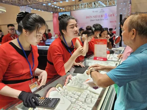 Giá vàng lại lập kỷ lục, người ôm vàng miếng SJC đang lãi hơn 50 triệu đồng mỗi lượng