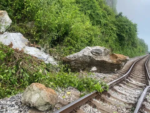 NÓNG: Đường sắt biến dạng, tàu Bắc - Nam tạm ngưng qua Quảng Trị