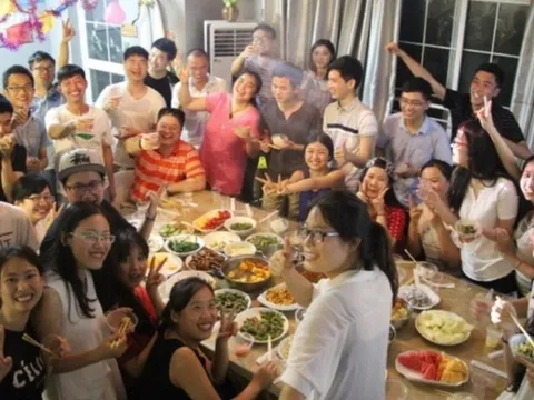 Đi họp lớp, ăn tiệc hết 29 triệu đồng, người tổ chức muốn chia đều nhưng không ai đồng ý, còn bị mỉa mai: “Không có tiền thì tổ chức làm gì”