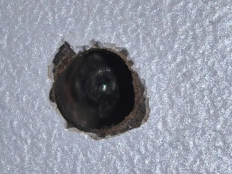 Người phụ nữ phát hiện camera quay lén trong nhà vệ sinh và cái kết