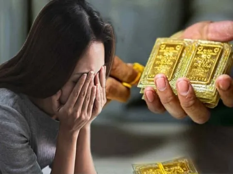Gom hơn 739 triệu đồng tiền mừng cưới đi mua vàng, 2 năm sau cặp vợ chồng trẻ thú nhận: “Lãi lớn nhưng chẳng dám tiêu, ngày nào cũng mất ăn mất ngủ”