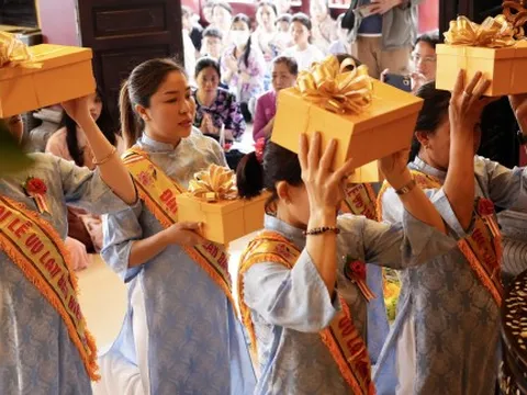Người dân TPHCM đến chùa lễ Vu lan, tưởng nhớ công ơn cha mẹ 