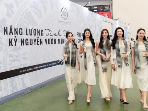 Các người đẹp Việt lan tỏa năng lượng tỉnh thức cùng Trung Nguyên Legend tại triển lãm A80