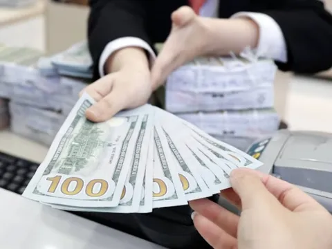 Sáng 6-9, giá đô la Mỹ trên thị trường tự do lần đầu vượt 27.000 đồng