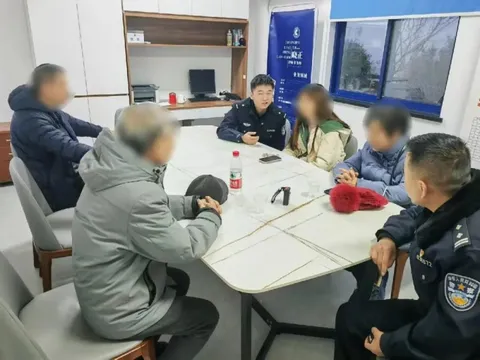 Vợ chồng U70 tuổi bán nhà gấp, định dùng 10 tỷ đồng mua vàng, ngân hàng đồng ý giao dịch rồi lại báo cảnh sát
