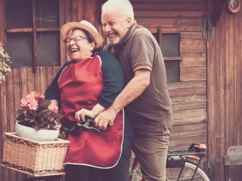 Nghiên cứu của Anh phát hiện đời người có 2 thời điểm mà chúng ta hạnh phúc nhất